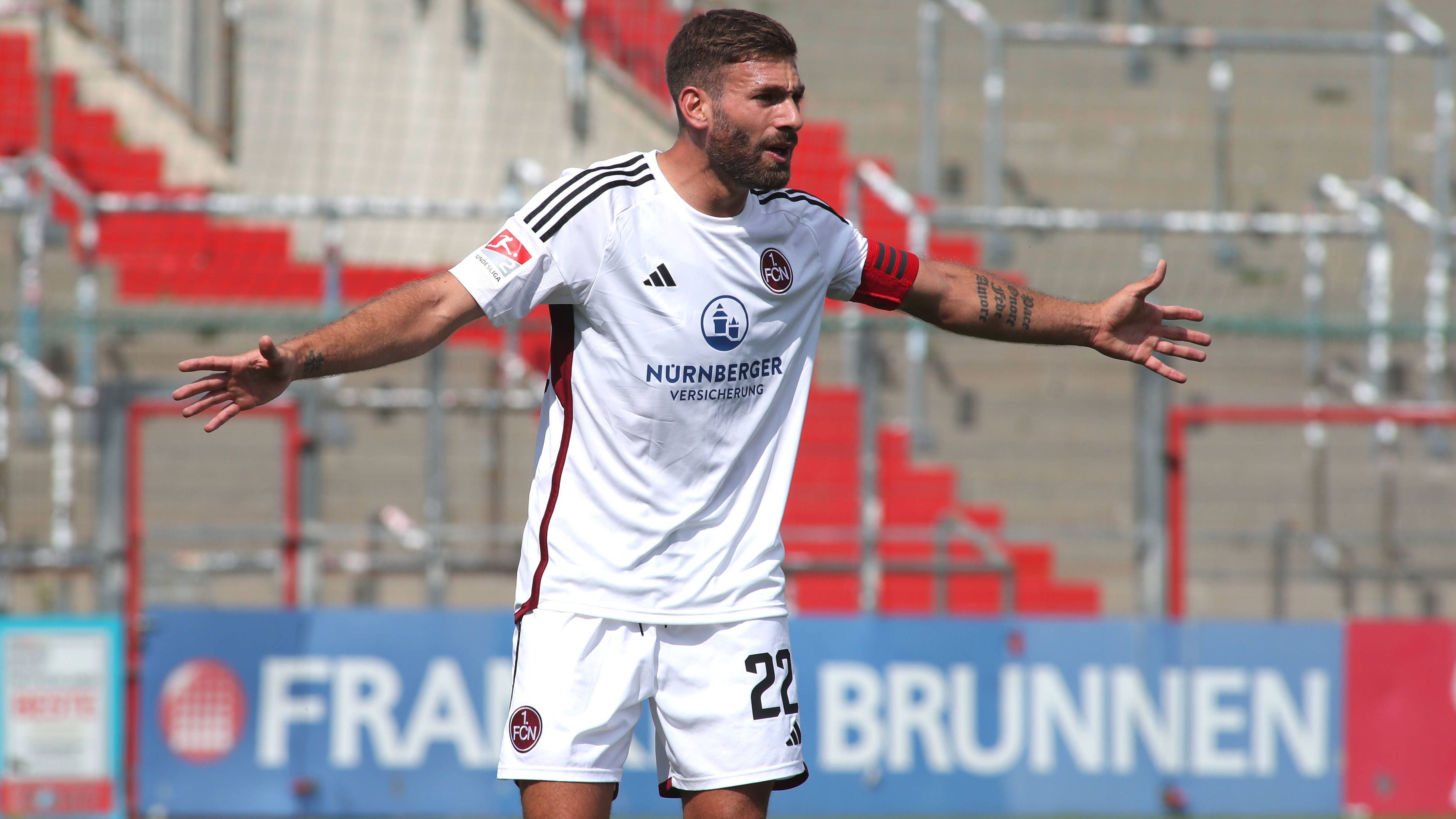 <strong>1. FC Nürnberg: Enrico Valentini</strong> <br>Nach einem Jahr Pause wird Enrico Valentini den 1. FC Nürnberg wieder als Kapitän auf den Platz führen. Der 34-Jährige trug bereits von 2019 bis 2021 die Binde, gab sie jedoch vor der vergangenen Spielzeit ab. Nun also das Comeback.