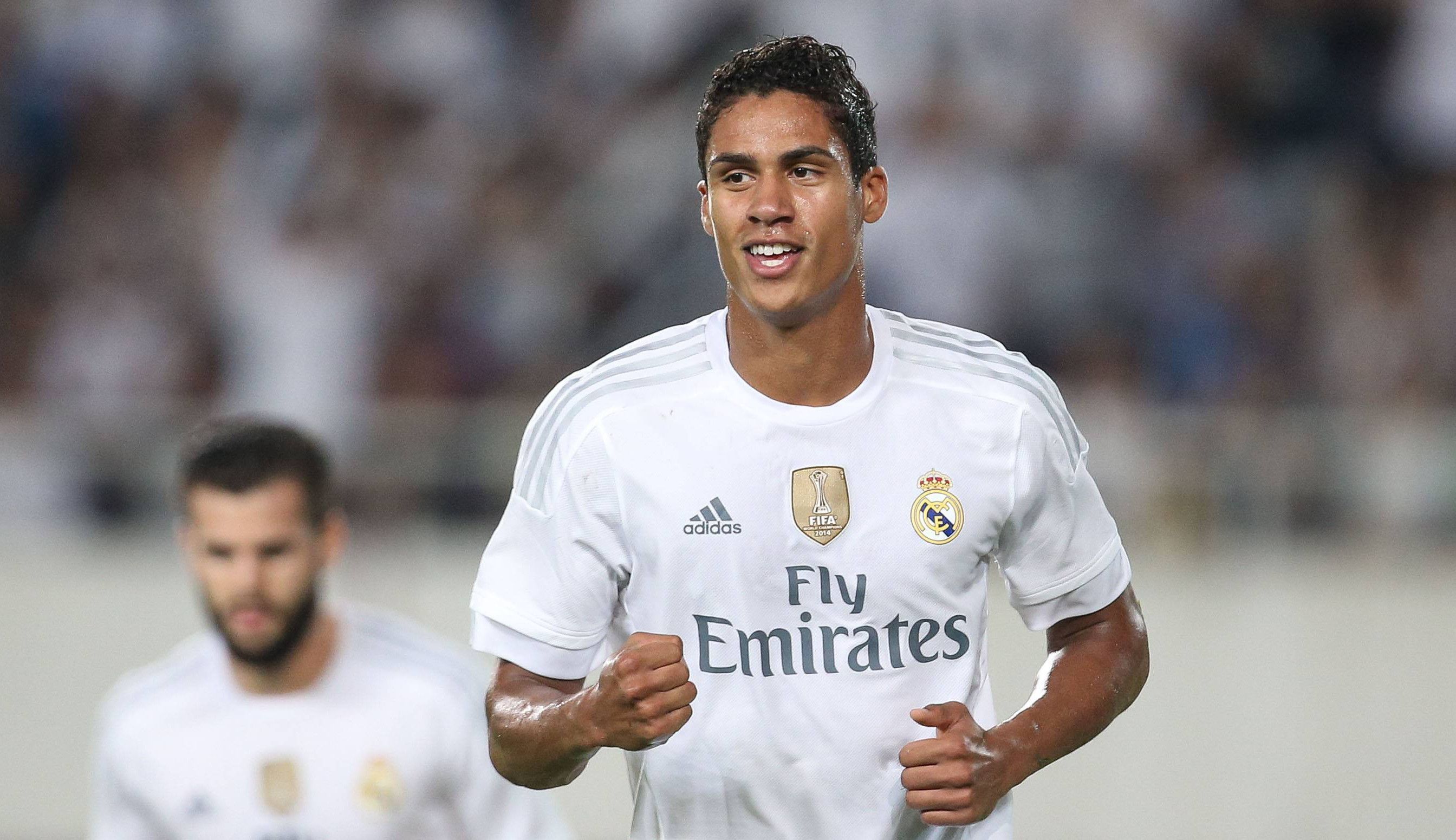 
                <strong>Linker Innenverteidiger: Raphael Varane</strong><br>
                Zweiter Innenverteidiger neben Ramos ist nach den Wünschen der Anhänger nicht etwa Pepe sondern Raphael Varane. Der Franzose steht seit 2011 bei Real unter Vertrag, schon in der vergangenen Saison stand er wettbewerbsübergreifend 36 Mal in der Anfangsformation.
              