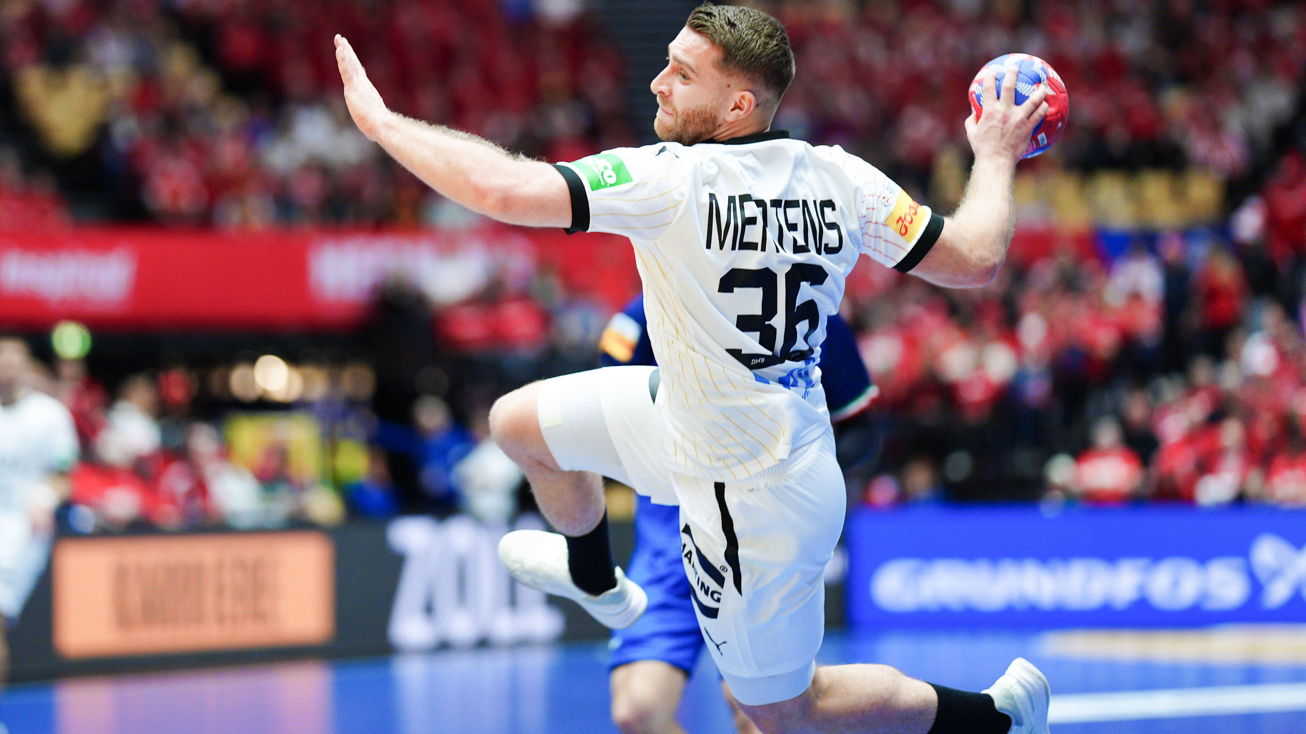 <strong>Lukas Mertens (Linksaußen)</strong><br><br><strong>Gehalt (im Monat):</strong> 18.000&nbsp;Euro<br><br><strong>Verein:</strong> SC Magdeburg