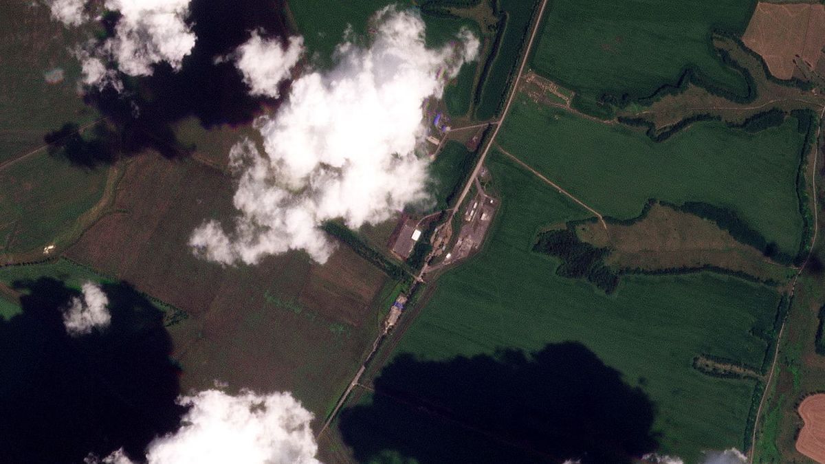 Das Satellitenbild vom 9. August 2024 zeigt den beschädigten Grenzübergang Sudscha in Oleschnija im russischen Gebiet Kursk.