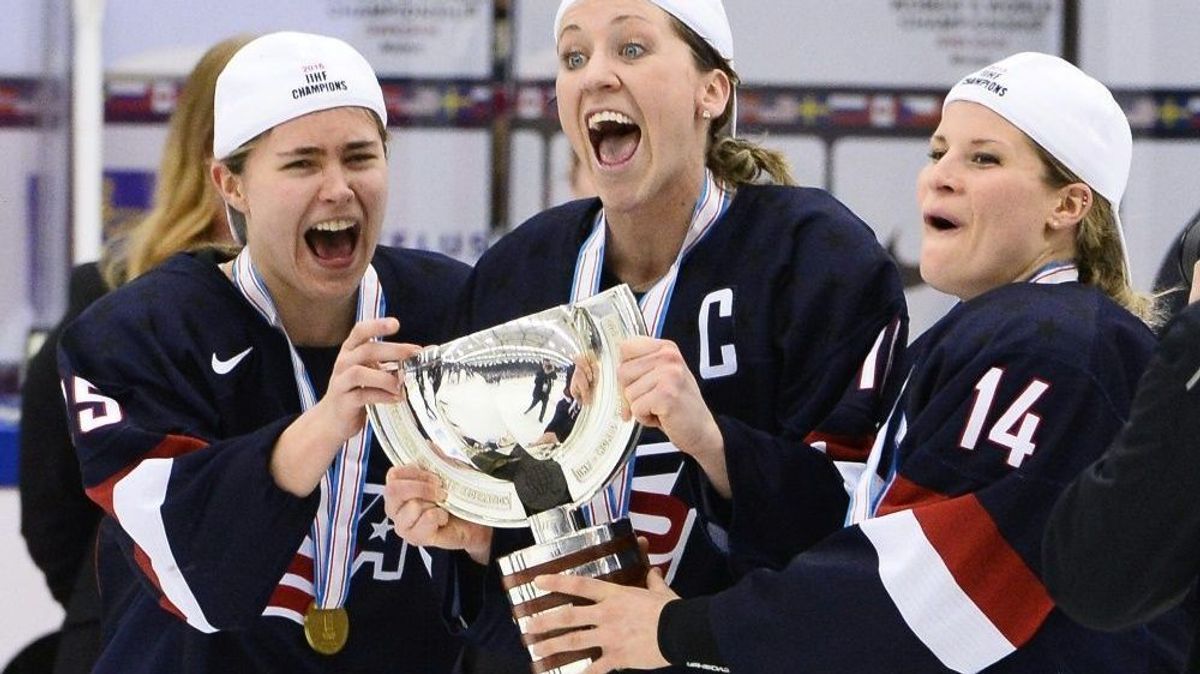 Meghan Duggan (M.) zeigte sich hochzufrieden