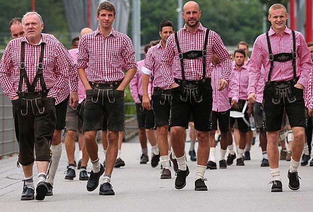 
                <strong>FC Bayern beim Paulaner-Shooting</strong><br>
                Die Ankunft des FC Bayern München beim Paulaner-Shooting. Neben den Ur-Münchnern Thomas Müller & Hermann "Tiger" Gerland präsentieren sich auch die Neuzugänge Pepe Reina, Sebastian Rode und Juan Bernat (im Hintergrund) im typisch bayrischen Outfit. 
              