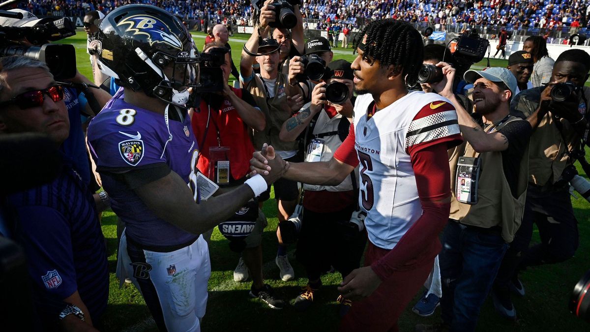 SPORTS-FBN-PRESTON-COLUMN-BZ Baltimore Ravens quarterback Lamar Jackson, left, shakes hand with Washington Commanders quarterback Jayden Daniels at the end of the game on Sunday, Oct. 13, 2024, at ...