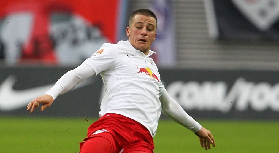 
                <strong>ZM: Diego Demme</strong><br>
                Diego Demme kam im Winter 2014 vom SC Paderborn zu RB Leipzig und erspielte sich in der zweiten Hälfte der Drittliga-Saison gleich einen Stammplatz im Mittelfeld. Demme absolvierte 16 von 19 Rückrunden-Spielen und bereitete dabei zwei Tore vor. Der mittlerweile 25-Jährige hat auch in der Bundesliga-Elf von RB einen Stammplatz und war bisher in jedem Spiel dabei. Leidtragende der Verpflichtung Demmes waren vor allem Bastian Schulz, der den Verein sofort in Richtung Wolfsburg verließ, und Clemens Fandrich, der nach einem Jahr auf der Leipziger Auswechselbank im Januar 2015 zu Erzgebirge Aue wechselte.
              