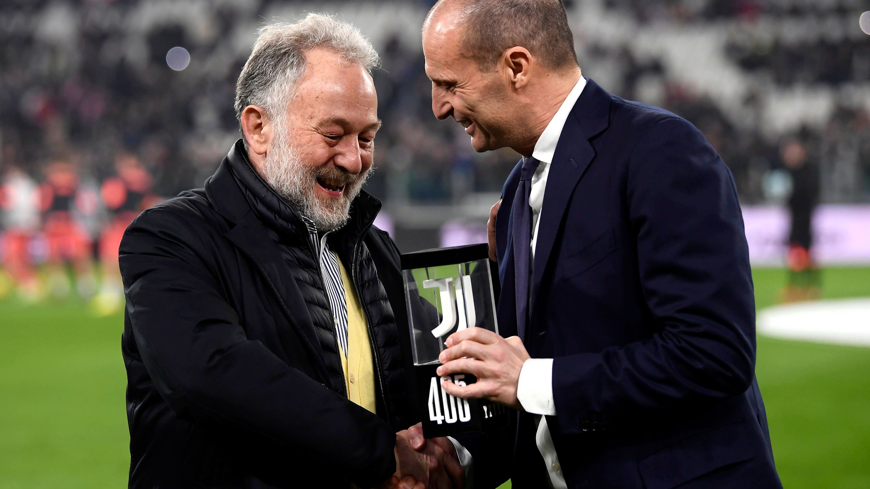 <strong>Juventus Turin</strong><br>Noch während der Saison trennte sich Juventus Turin vom einstigen Erfolgstrainer Massimiliano Allegri (r.). Sein letztes Spiel war das Finale in der Coppa Italia, das mit 1:0 gegen Atalanta Bergamo gewonnen wurde. Der Coach verlor kurz vor Schluss völlig die Fassung, beleidigte den Schiedsrichter, riss sich Sakko und Krawatte vom Leib ...