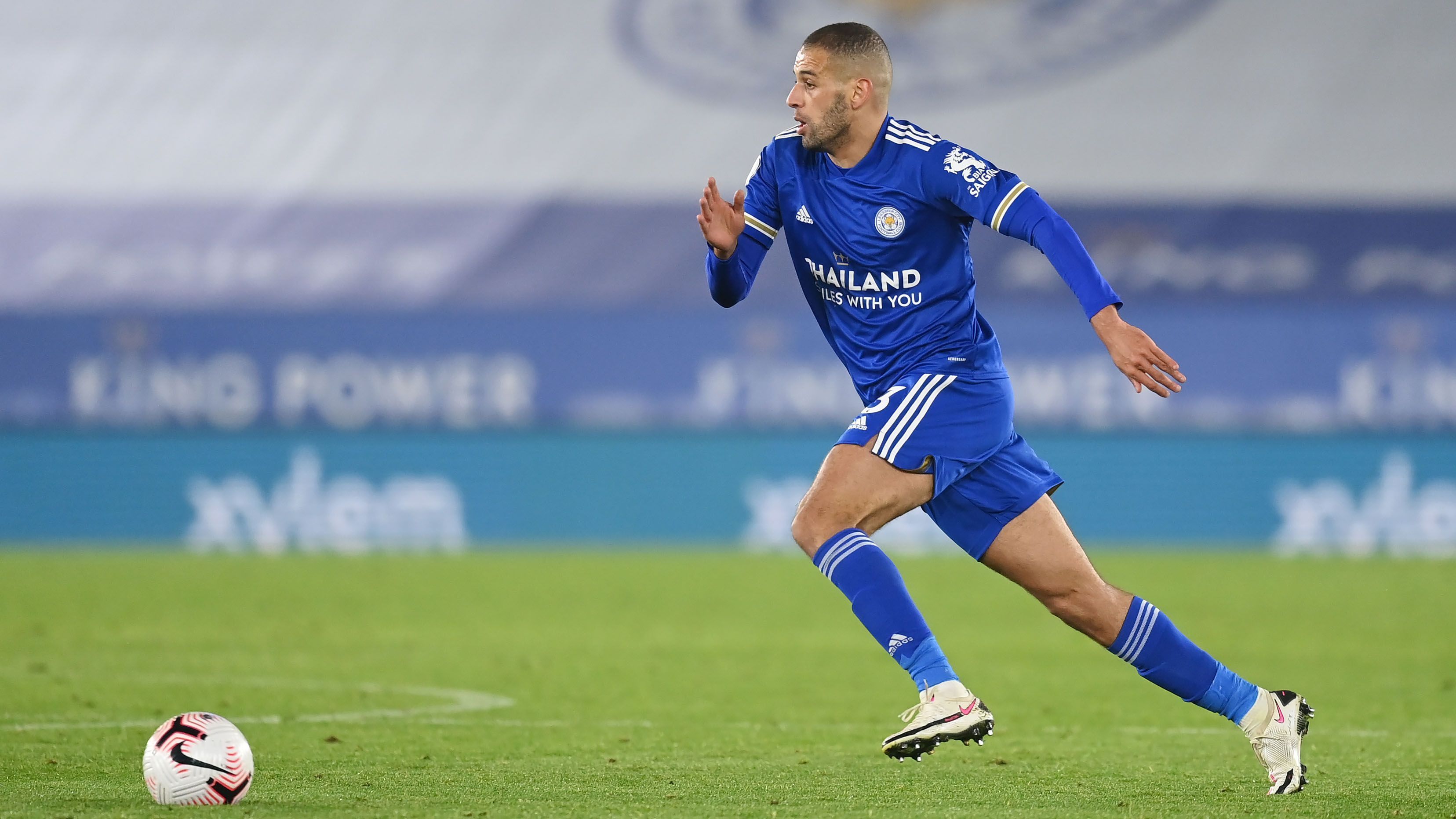 
                <strong>Islam Slimani (Olympique Lyon)</strong><br>
                Im Gegenzug kommt der Algerier Islam Slimani zu Olympique Lyon. Bei Leicester City kam er zuletzt nicht über eine Reservistenrolle hinaus und absolvierte in der laufenden Saison nur zwei Spiele. Slimani kommt ablösefrei und unterschreibt bis 2022.
              