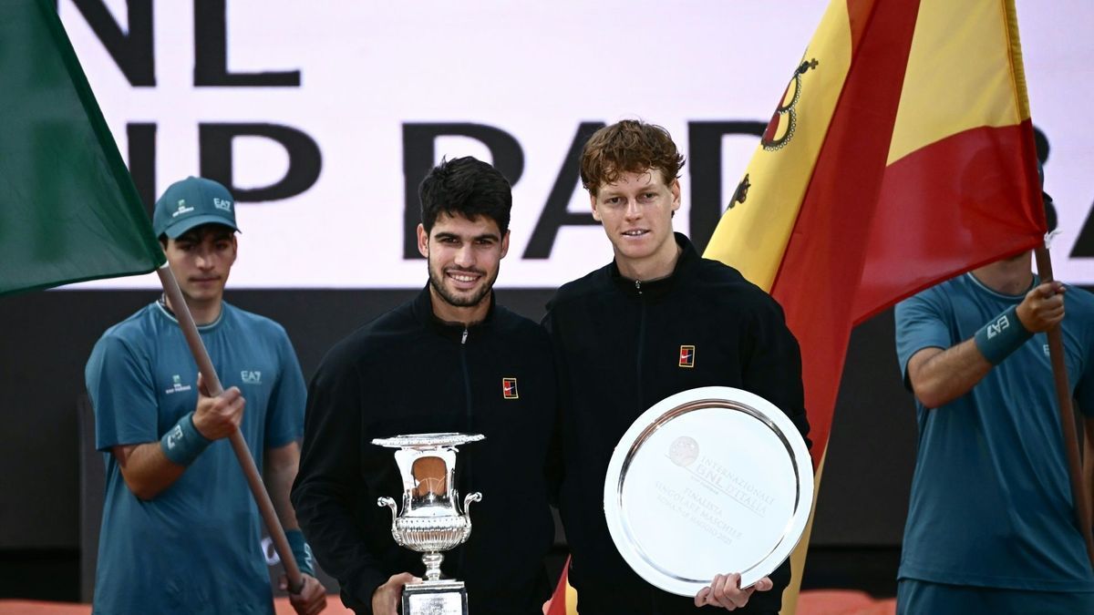 Carlos Alcaraz (l.) beeindruckt gegen Jannik Sinner
