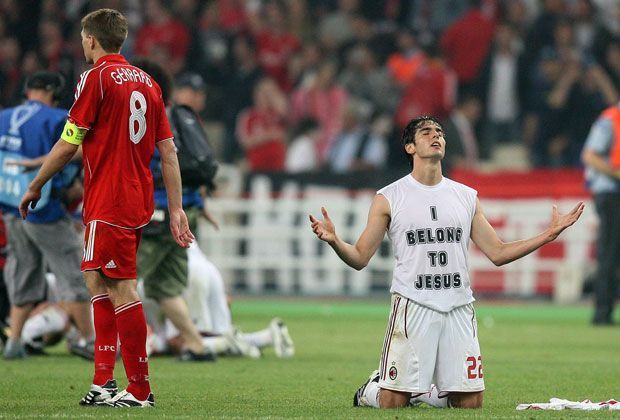 
                <strong>Niederlage im Champions-League-Finale</strong><br>
                2007 folgt die Revanche des AC Mailand. Nachdem Gerrard und die "Reds" die Mailänder 2005 noch schlagen konnten, müssen sie sich einem überragenden Kaka (r.) im Finale der Champions League geschlagen geben.
              