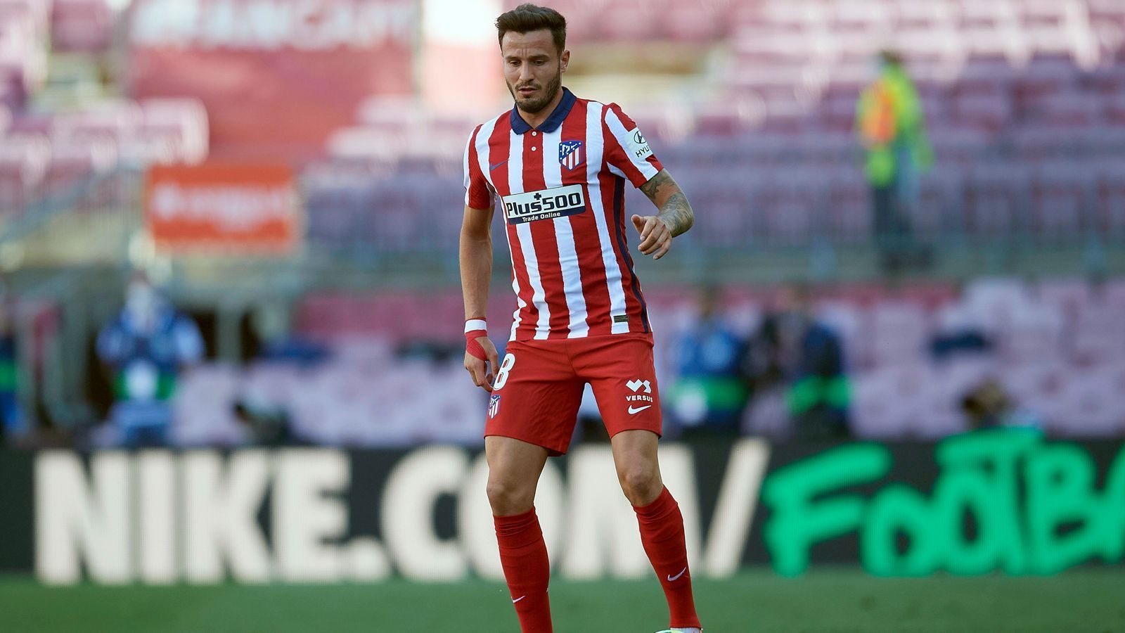 
                <strong>Saul Niguez (Atletico Madrid)</strong><br>
                Wohl um die 80 Millionen Euro Ablöse müsste Liverpool für Atletico-Star Saul Niguez auf den Tisch legen. Und selbst dann ist nicht klar, ob ein Transfer des Spaniers auf die Insel tatsächlich klappen würde. Laut Medienberichten soll Saul auch bei einem möglichen Tausch zwischen dem FC Barcelona und Atletico Madrid eine Rolle spielen. Für eine Rückholaktion von Antoine Griezmann zu den "Rojiblancos" könnte wohl der Mittelfeldspieler den umgekehrten Weg zu den Katalanen antreten. Der Vertrag des 26-Jährigen läuft noch bis 2026. 
              