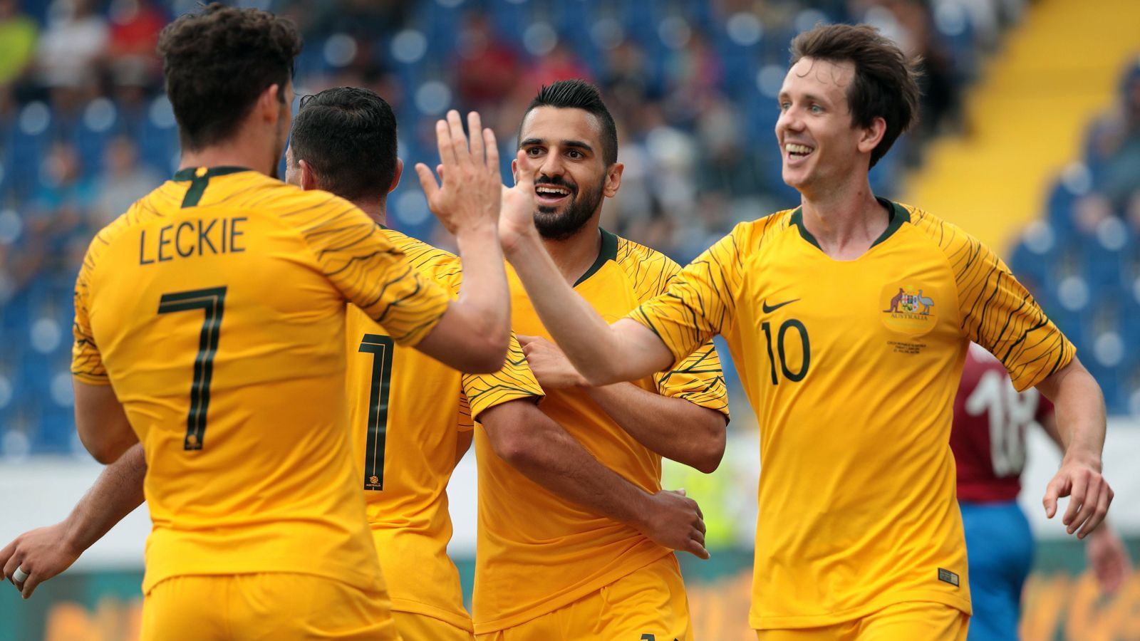 
                <strong>Gruppe C: Australien</strong><br>
                Tor: Brad Jones, Mathew Ryan, Daniel VukovicAbwehr: Aziz Behich, Milos Degenek, Matthew Jurman, James Meredith, Josh Risdon, Trent SainsburyMittelfeld: Jackson Irvine, Mile Jedinak, Robbie Kruse, Massimo Luongo, Mark Milligan, Aaron Mooy, Tom RogicAngriff: Daniel Arzani, Tim Cahill, Tomi Juric, Mathew Leckie, Jamie Maclaren, Andrew Nabbout, Dimitri Petratos
              