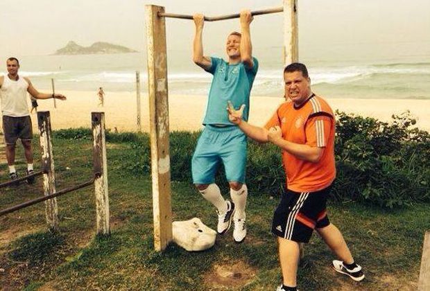 
                <strong>Nur noch ein kleines Stück</strong><br>
                Bastian Schweinsteiger postet ein Bild aus dem Training und schreibt "Ein letztes Training vor dem Viertelfinale mit unserem Physio Christian Huhn."
              