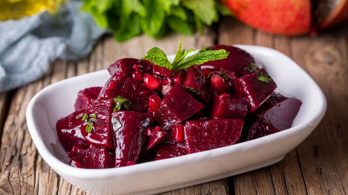 Rote-Bete-Salat ist ein farbenfrohes und nährstoffreiches Gericht, das durch seine erdigen Aromen und seine knackige Textur besticht.