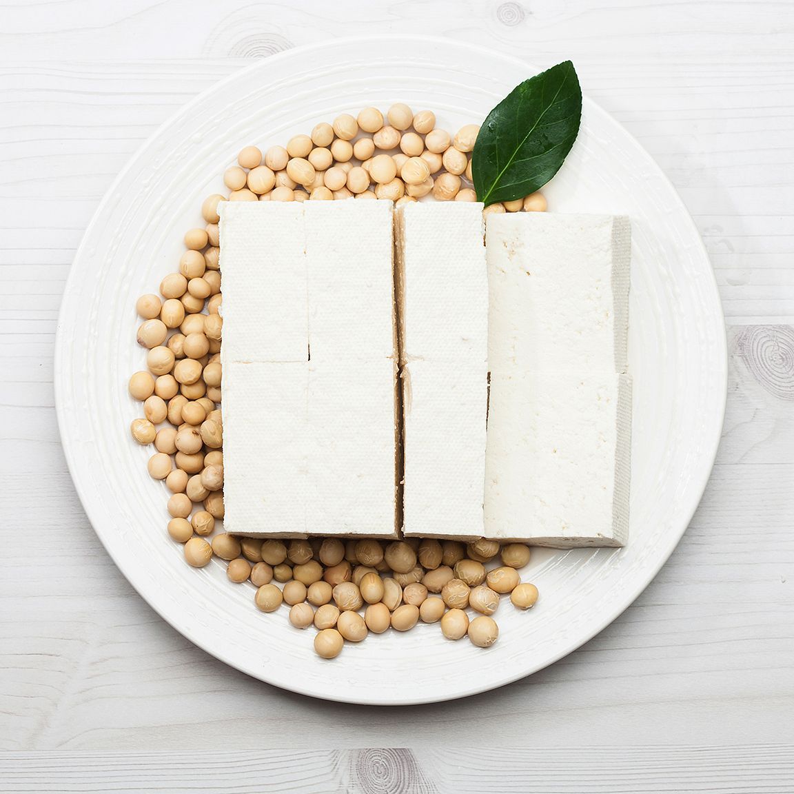Tofu: Der Quark aus eingeweichten Sojabohnen ist der Klassiker unter den Fleischalternativen: vielseitig einsetzbar, neutral im Geschmack und in verschiedenen Sorten (geräuchert, mariniert oder gewürzt) erhältlich.  