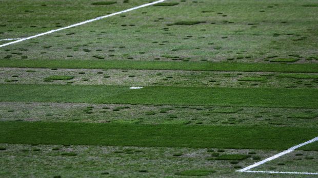 
                <strong>Auf diesem Acker spielten Gladbach und Dortmund</strong><br>
                Für Schiedsrichter Bastian Dankert stellte der erbärmliche Zustand des Geläufs offenbar kein Problem dar, er pfiff das Spiel pünktlich an.
              