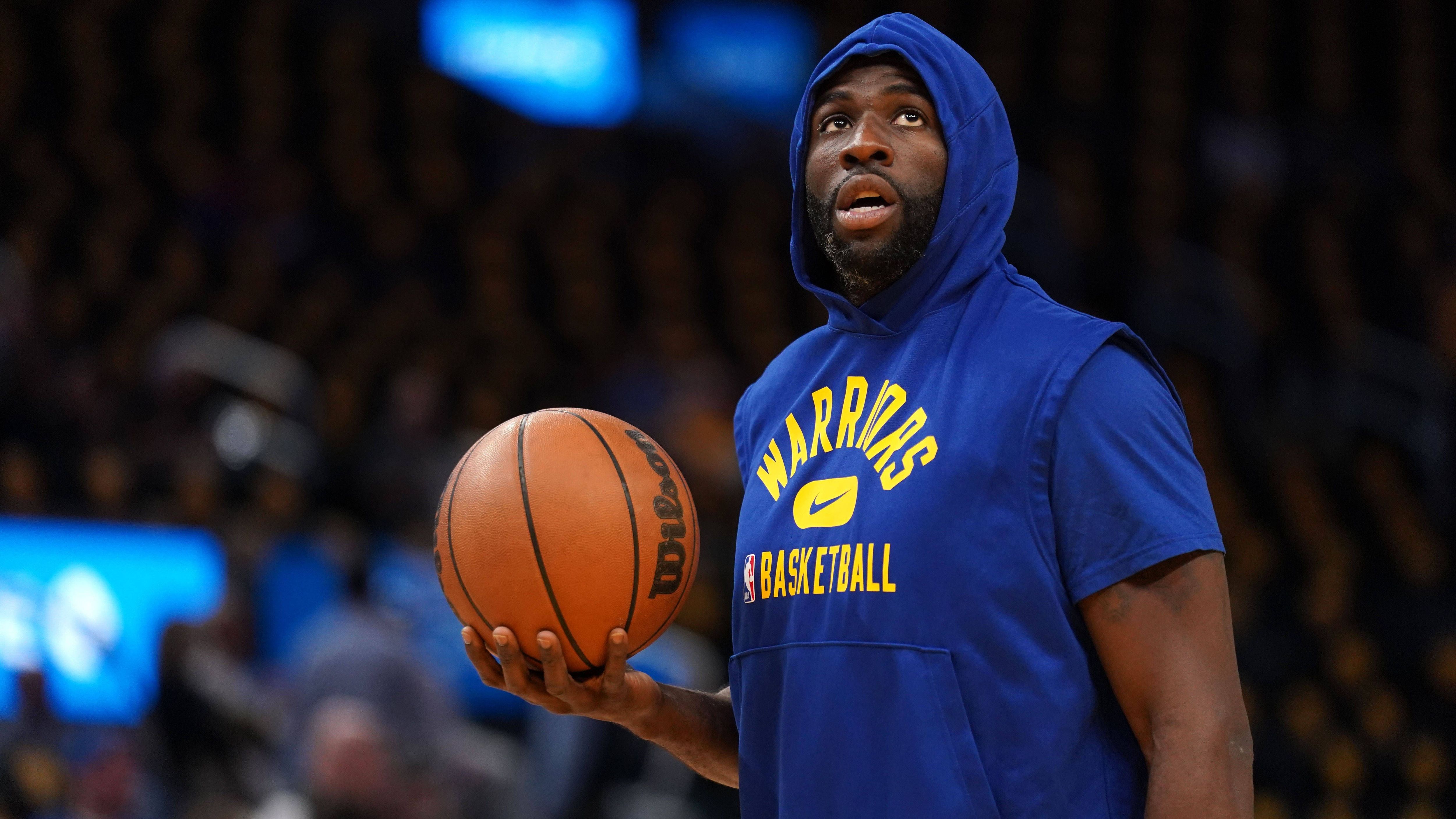 <strong>2022: Draymond Green zeigt Grizzlies-Fans den Mittelfinger</strong><br>Im Spiel gegen die Memphis Grizzlies musste Green das Feld aufgrund einer Platzwunde verlassen. Auf dem Weg in die Kabine wurde er von den Grizzlies-Fans ausgebuht und packte daraufhin den Mittelfinger aus. Das Vergehen kostete ihn 25.000 US-Dollar Strafe - er sagte anschließend: "Ich mache ein Spiel und hole das Geld wieder rein."