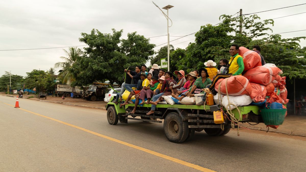Kambodscha, Oddar Meanchey: Ein vollgepackter Lastwagen transportiert eine Gruppe von Flüchtlingen, die vor dem anhaltenden Grenzkonflikt zwischen Thailand und Kambodscha fliehen.
