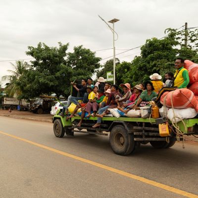 Kambodscha, Oddar Meanchey: Ein vollgepackter Lastwagen transportiert eine Gruppe von Flüchtlingen, die vor dem anhaltenden Grenzkonflikt zwischen Thailand und Kambodscha fliehen.