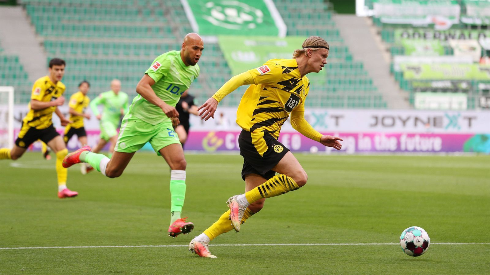 
                <strong>Erling Haaland</strong><br>
                Nur vereinzelt mit sehenswerten Aktionen, ist aber zur Stelle, wenn er gebraucht wird. Profitiert in der 12. Minute von Bakus Katastrophen-Rückpass und versenkt das Leder zum 1:0 aus wenigen Metern im kurzen Eck. Setzt kurz vor der Pause Reus im Strafraum schön in Szene, der die Chance durch eine schlechte Ballannahme aber selbst vereitelt. Versenkt in der zweiten Halbzeit einen Konter eiskalt zum 2:0 (68.), indem er nach Dahoud-Vorlage über das halbe Spielfeld sprintet. ran-Note: 2
              