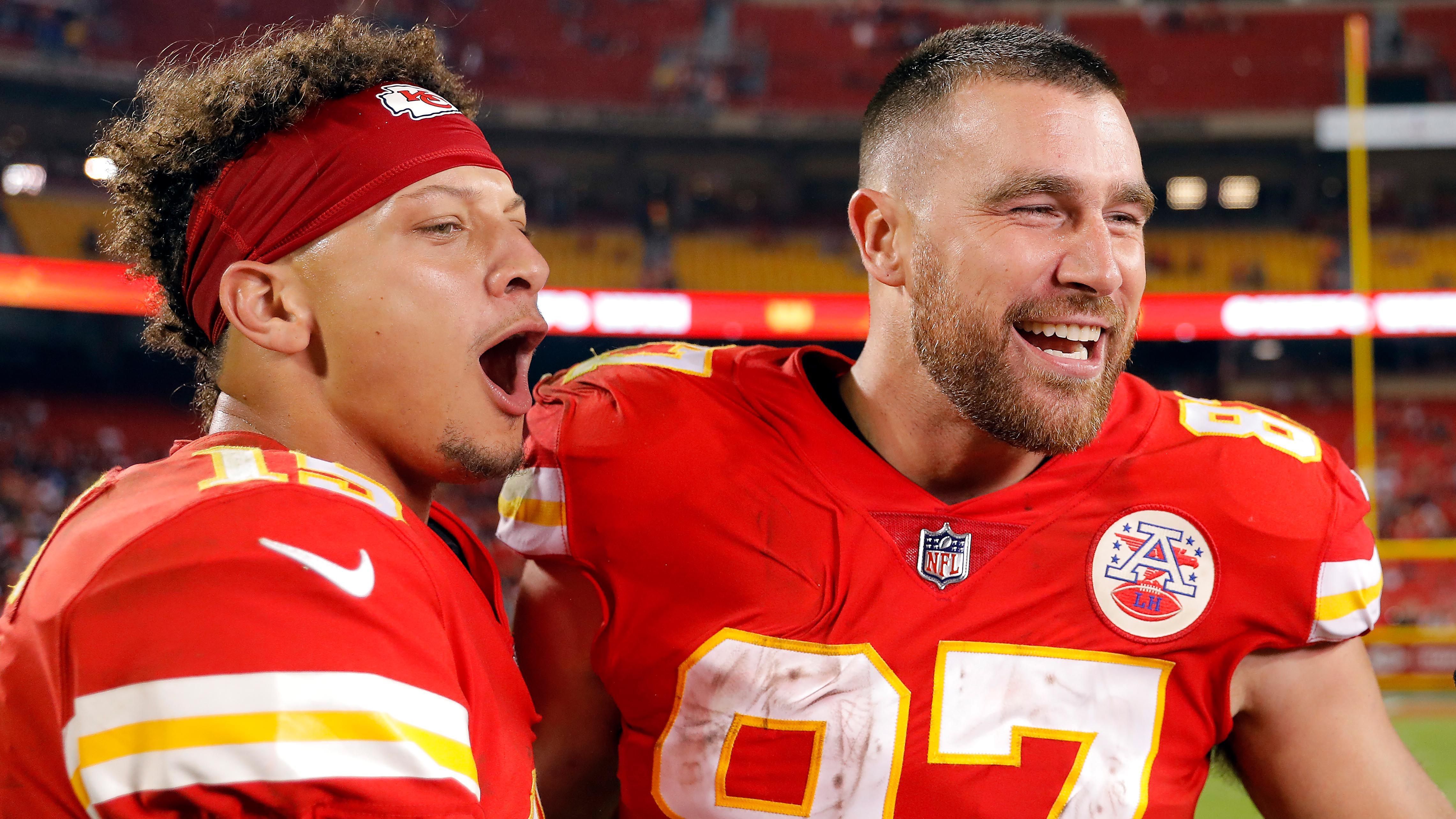 
                <strong>Die möglichen Chiefs-Gegner beim Opener der neuen NFL-Saison </strong><br>
                Die NFL-Saison 2022 ist vorbei. Den krönenden Abschluss gab es durch den Super Bowl, bei dem die Kansas City Chiefs die Philadelphia Eagles mit 38:35 besiegten. Der amtierende Super-Bowl-Champion eröffnet die neue Saison immer mit einem Heimspiel. Nun könnte es dabei wieder zu einem Duell mit den Eagles kommen. ran zeigt euch, welche Gegner beim Season Opener möglich sind.
              