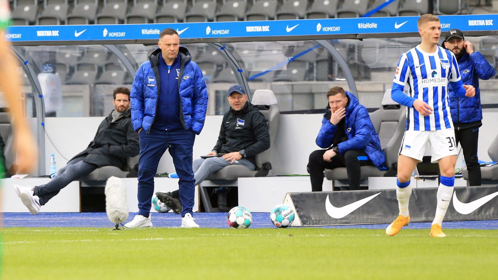 
                <strong>Pal und Marton Dardai (Hertha BSC)</strong><br>
                Bei Hertha BSC trainierte Ex-Coach Pal Dardai (li.) zeitweise mit Marton und Palko gleich zwei seiner Söhne. Mittlerweile ist Papa Pal seinen Job bei den Berlinern aber los, für die er als Aktiver 373 Mal auf dem Platz stand und entsprechend eine absolute Ikone ist. Nun ist mit Marton Dardai nur noch ein Familienmitglied bei den Profis. Denn auch sein Bruder Palko verließ den Klub, wechselte in die Heimat des Vaters nach Ungarn zum MOL Fehervar FC. Währenddessen arbeitet Marton weiter an seinem Durchbruch bei den Berlinern. In der laufenden Bundesliga-Saison kam der Innenverteidiger immerhin schon zu zwölf Einsätzen. Und: In der U17 wartet sein jüngerer Bruder Bence bereits auf seine Chance, die Dardai-Story bei der Hertha fortzuführen. 
              