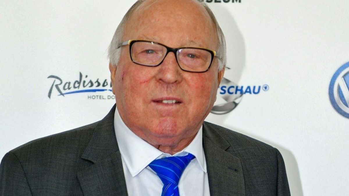 Wegen eines Schwächeanfalls im Krankenhaus: Uwe Seeler