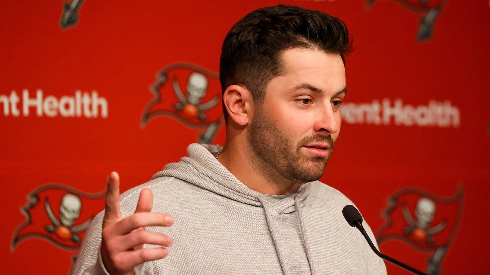 
                <strong>Tampa Bay Buccaneers – Quarterback </strong><br>
                Der zweite und finale Rücktritt von Tom Brady hat bei den Tampa Bay Buccaneers ein großes Loch auf der Quarterback-Position hinterlassen. Mit Baker Mayfield, Kyle Trask und John Wolford sind die Alternativen im Kader wenig ansprechend. Noch am stärksten einzuschätzen ist wohl der frühere Nummer-1-Pick Mayfield. Allerdings wurde der 28-Jährige bei den Cleveland Browns nicht ohne Grund durch den unpopulären Deshaun Watson ersetzt. Mayfield wird die Mannschaft nicht tragen können. Gut möglich, dass die Bucs sich im nächsten Draft um einen Quarterback bemühen.
              