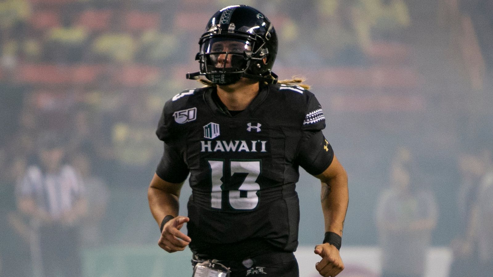 
                <strong>Cole McDonald (Hawaii)</strong><br>
                In zwei Jahren als Starter hat er statistisch ordentlich abgeliefert, er warf für 3875 und 4135 Yards, dazu für 69 Touchdowns bei 24 Interceptions. Beim Combine bewies er, dass er genug Athletik besitzt. Ist einer für die späten Runden.
              