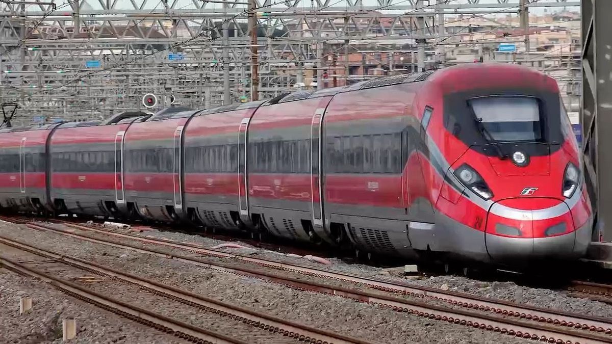 Der Hochgeschwindigkeitszug Frecciarossa an einem Bahnhof.