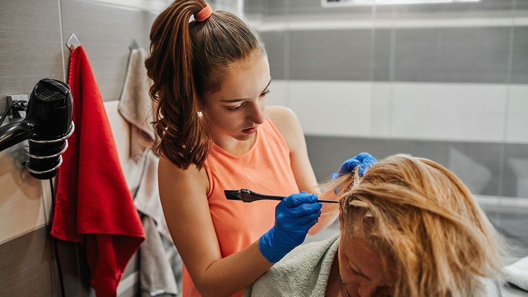 Eine helfende Hand zum Färben der Haare ist super, aber es geht auch anders – Im Beauty-Artikel verraten wir euch die besten Tipps zum Haare selberfärben!