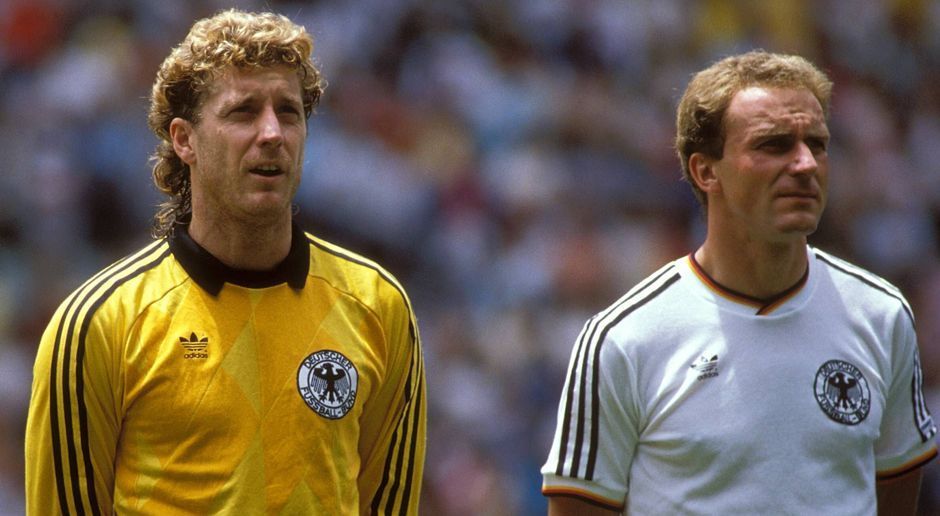 
                <strong>Schumacher und Rummenigge</strong><br>
                Karl-Heinz Rummenigge & Toni Schumacher (Deutschland) 1980 wurden beide zusammen Europameister, der Weltmeistertitel aber ging an Karl-Heinz Rummenigge (im Bild re.) und Toni Schumacher knapp vorbei. Dabei hatte sich die deutsche Nationalmannschaft 1982 und 1986 durchs Turnier und bis ins Endspiel gemogelt, war dann aber beide Male verdientermaßen nicht Weltmeister geworden. Italien und Argentinien waren einfach die besseren Teams. Das änderte aber nichts an den großen Karrieren von Rummenigge, dem zweimaligen Fußballer Europas, und Schumacher, der mit dem 1. FC Köln u.a. das Double gewann. 
              