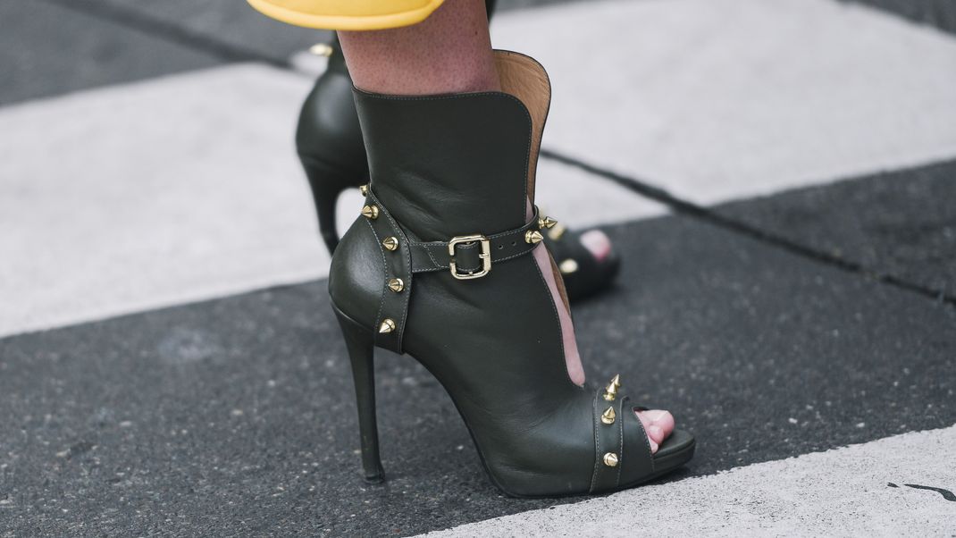 Frischluft für die Zehen - das ist beim neuen (alten) Trend der Peeptoe-Stiefelette angesagt.