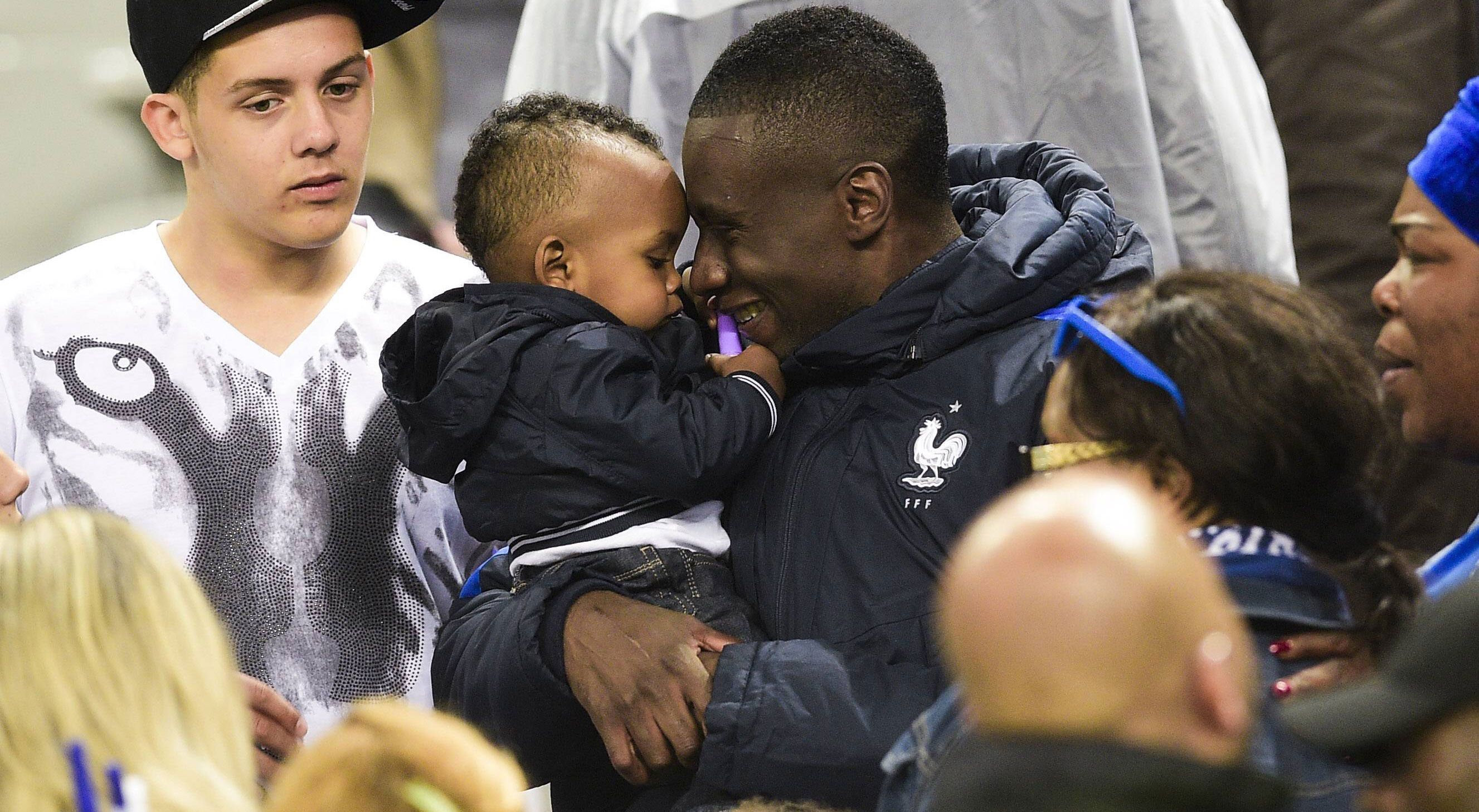 
                <strong>Blaise Matuidi</strong><br>
                Während Blaise Matuidi die Freude über den Sieg gegen Island förmlich ins Gesicht geschrieben ist, kann sein Sohn scheinbar die Aufregung seines Vaters nicht ganz nachvollziehen. 
              