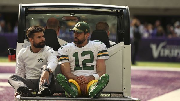 
                <strong>Verlierer: Green Bay Packers</strong><br>
                Manchmal läuft es schlecht. Und hin und wieder läuft es sogar richtig schlecht. So einen Tag erleben die Packers am 6. Spieltag. Die Schlappe gegen die Vikings und die aktuelle 4:2-Bilanz sind gar nicht das Problem. Ein herber Rückschlag ist der Schlüsselbeinbruch von Star-Quarterback Aaron Rodgers. Und die Frage: Kann der unerfahrene Backup Brett Hundley die riesige Lücke stopfen? Gegen die Vikings kann er es schon mal nicht.
              