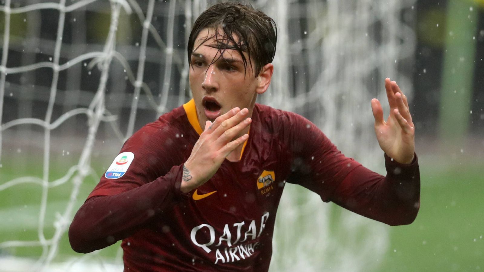 
                <strong>Verlierer: Nicolo Zaniolo (AS Rom)</strong><br>
                Bournemouth oder Dortmund, Hauptsache Wechsel - das dürfte sich Nicolo Zaniolo von der AS Roma in diesem Winter gedacht haben. Bei Star-Trainer Jose Mourinho ist der ehemalige Nationalspieler nur noch zweite Wahl und nach Gerüchten um den BVB war sich der 23-Jährige eigentlich mit Premier-League-Aufsteiger Bournemouth einig, dennoch hakte der Transfer, sodass Zaniolo nun doch in der ewigen Stadt bleibt - und vermutlich die meiste Zeit davon auf der Ersatzbank verbringen wird.
              