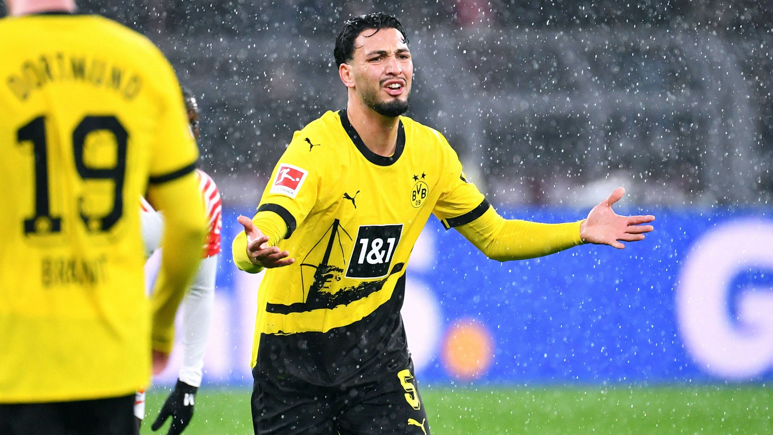 <strong>Ramy Bensebaini (Borussia Dortmund)</strong><br>Er bringt Leipzig mit einem unglücklichen Eigentor in Führung, versucht sich danach auf der linken Seite als Hybrid aus Abwehr- und Flügelspieler. Defensiv fehlt ihm ab und an die Orientierung, offensiv bemüht, aber nur selten gefährlich. <strong><em>ran</em>-Note: 4</strong>