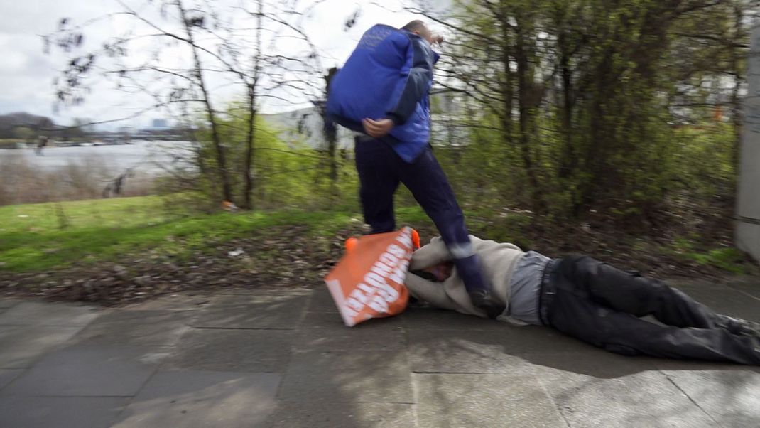Hamburg: Ein LKW-Fahrer tritt einen Aktivisten, nachdem er ihn auf den Gehweg gezogen hatte.
