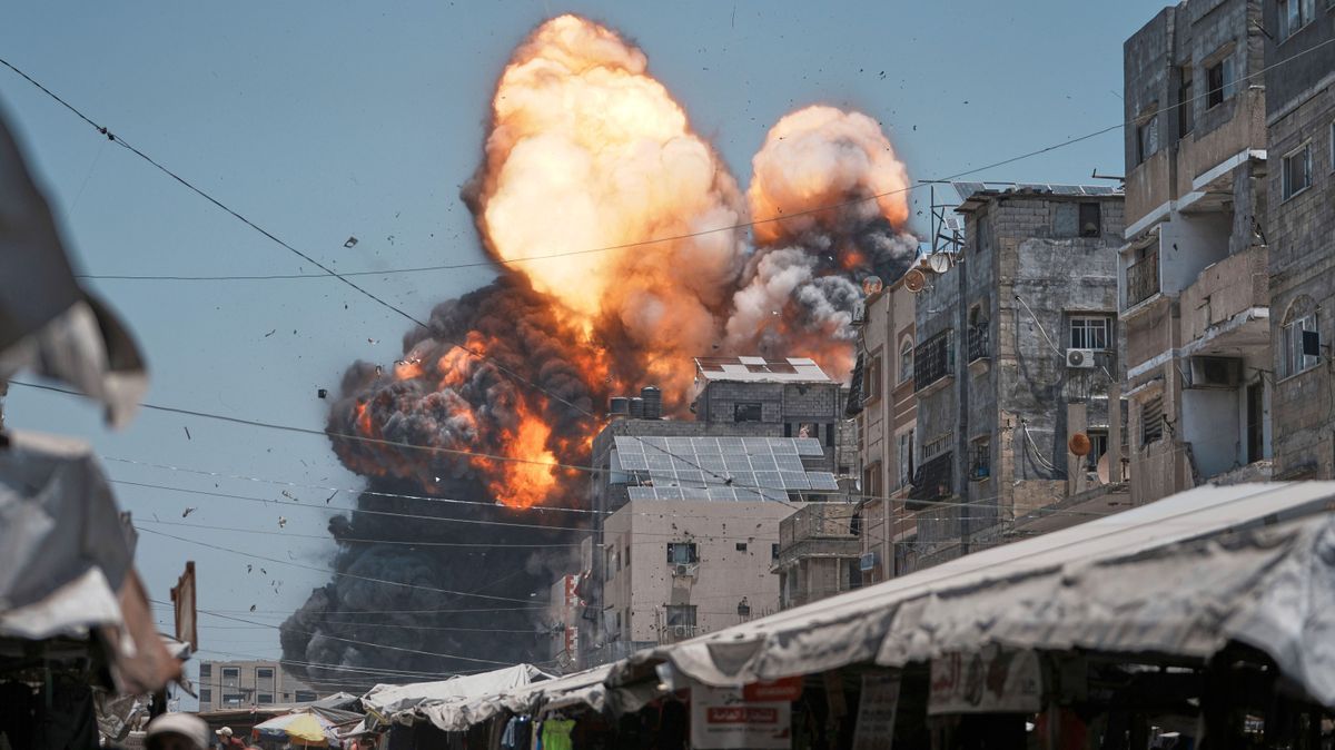 1. Juni 2025, Palästinensische Gebiete: Dichter Rauch und Flammen steigen auf nach einem israelischen Luftangriff in Gaza-Stadt.