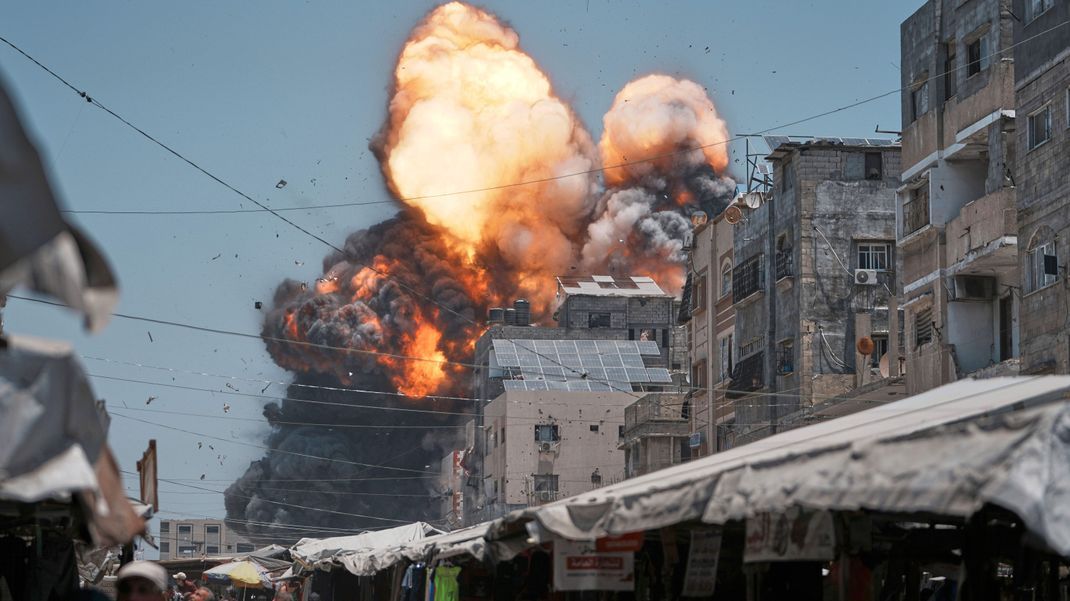 1. Juni 2025, Palästinensische Gebiete: Dichter Rauch und Flammen steigen auf nach einem israelischen Luftangriff in Gaza-Stadt.