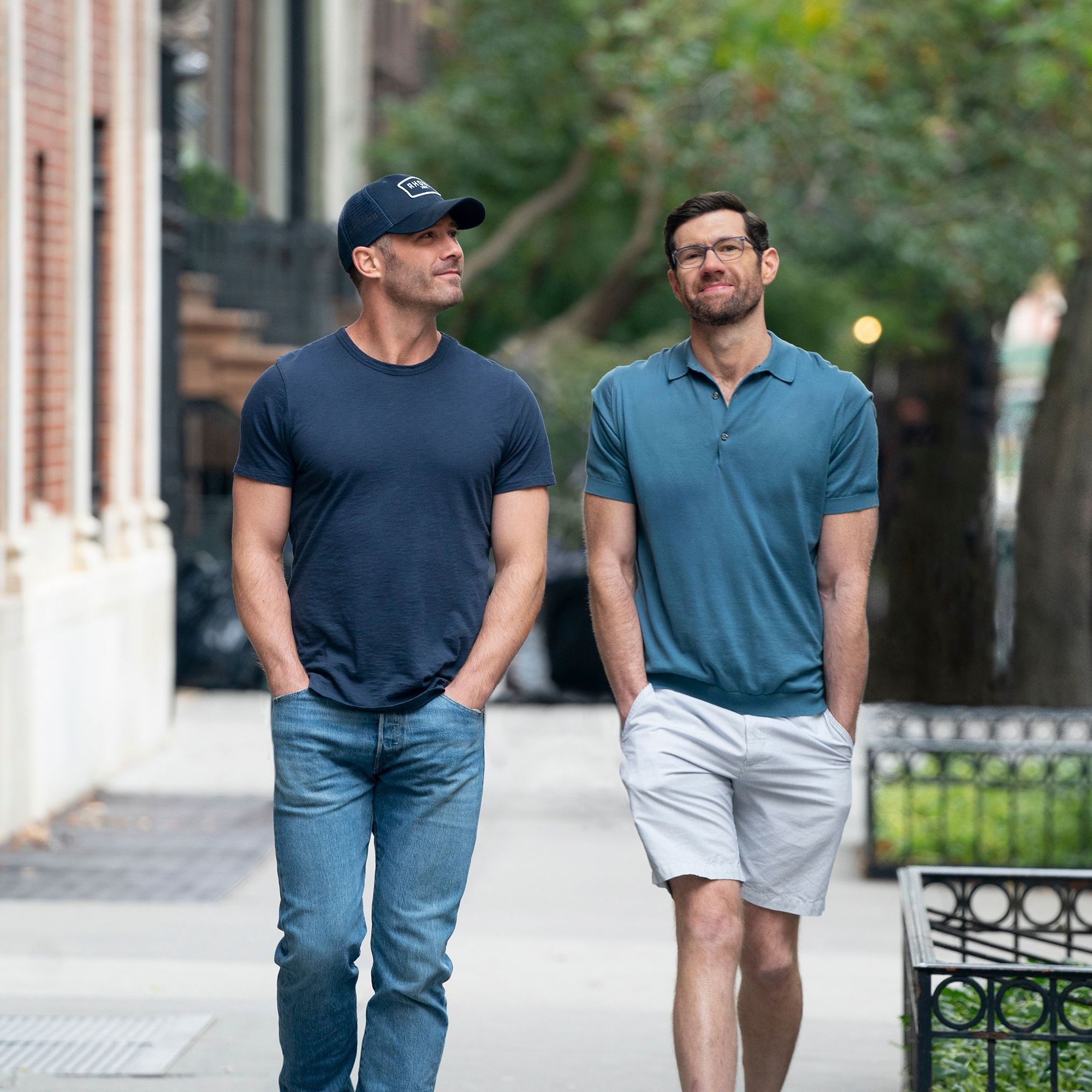 Aaron (Luke Macfarlane) und Bobby (Billy Eichner) gehen in dem Film "Bros" spazieren