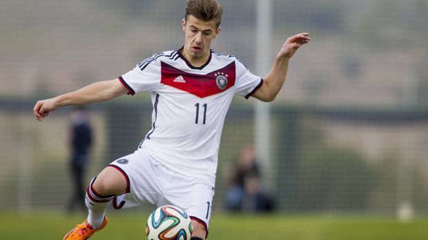 
                <strong>Niklas Dorsch (Deutschland/ FC Bayern München)</strong><br>
                Niklas Dorsch (Deutschland/Bayern München). Der defensive Mittelfeldspieler hat bei den Bayern bereits einen Vorvertrag unterschrieben, der ihn zur kommenden Saison zu einem Profi der ersten Mannschaft machen wird. Bei der Wahl zum besten deutschen U17-Nachwuchsspieler 2015 landet Dorsch hinter Passlack auf dem zweiten Platz.
              