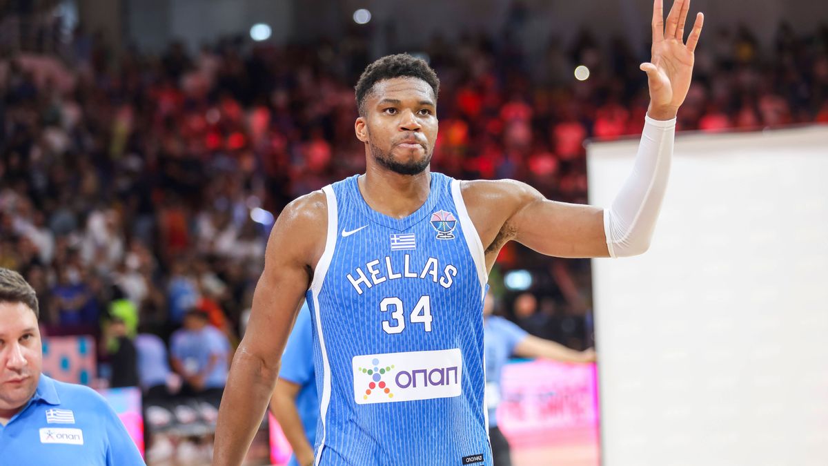 Fiba EuroBasket 2025 : Spain vs Greece GIANNIS ANTETOKOUNMPO of Greece waves to fans. Spain plays against Greece for the Group C during the Group Phase of the Fiba EuroBasket 2025, Limassol, Cyprus...
