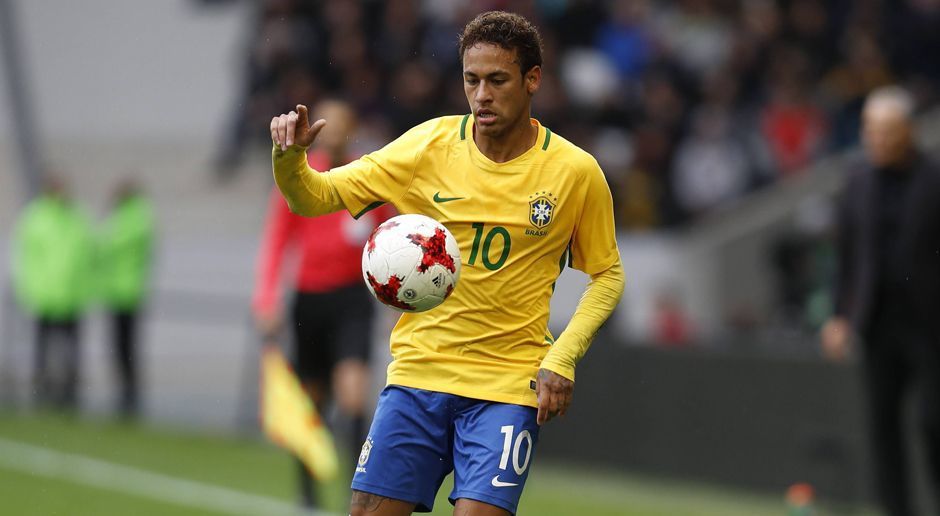 
                <strong>Neymar</strong><br>
                Neymar (Brasilien)In der Liga von Messi und Ronaldo spielt Neymar noch nicht. Dafür ist er nach seinem Wechsel zu Paris SG der teuerste Fußballer aller Zeiten. Bei der Heim-WM in Brasilien blieb die Selecao so lange auf Titelkurs, so lange Neymar mitkicken konnte. Nach seiner Verletzung im Viertelfinale erlebte Brasilien zwei Debakel gegen Deutschland und Holland. Dafür sicherte er sich mit Brasilien immerhin die Goldmedaille bei den Olympischen Spielen 2016. Der 26-Jährige wurde zweimal Südamerikas Fußballer des Jahres, er gewann mit Barcelona die Champions League und zwei Meisterschaften und mit Paris SG das Double. 
              