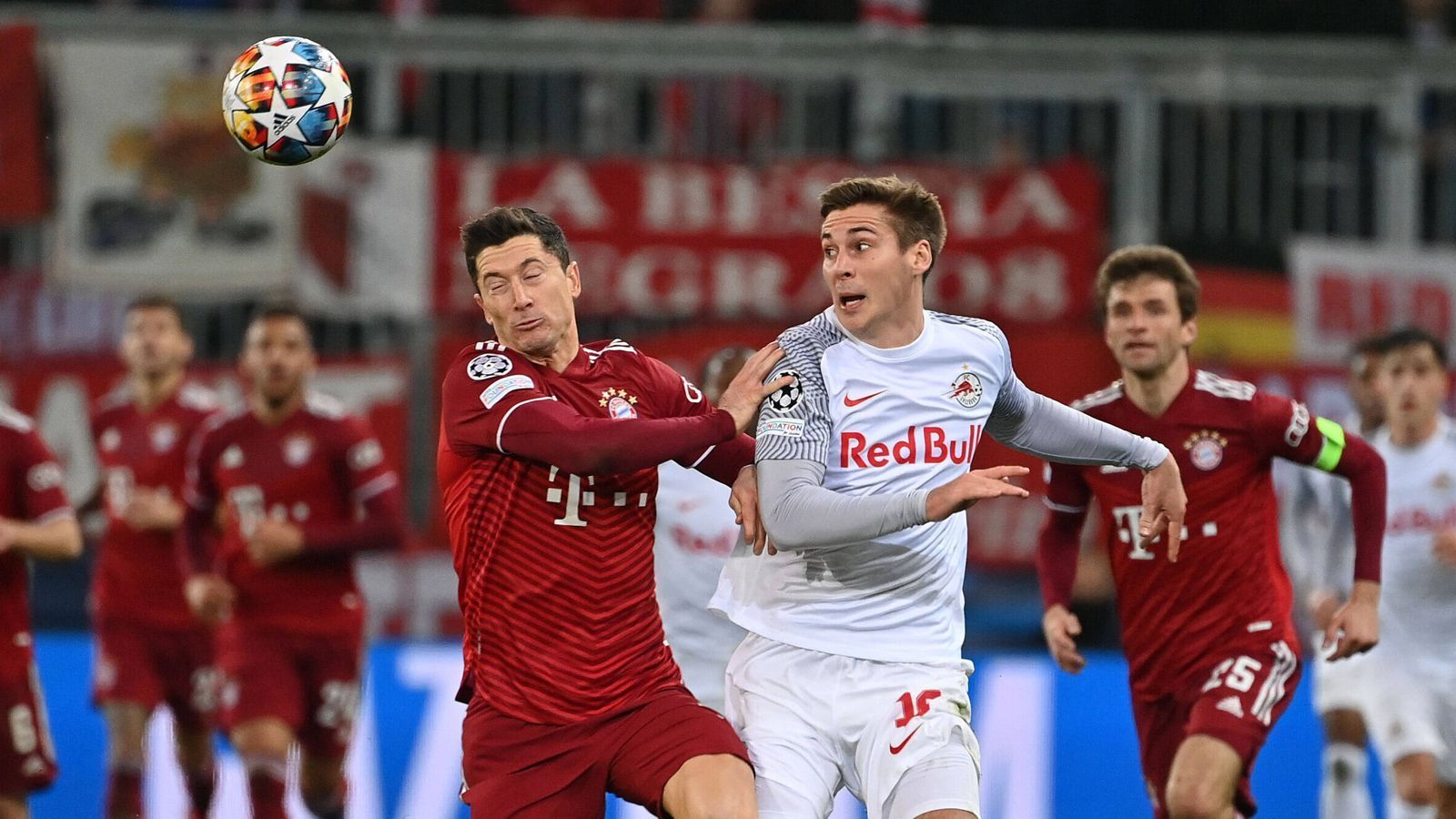 
                <strong>4. Lewandowski muss besser eingebunden werden</strong><br>
                Zuletzt erzielten die Bayern gegen Leverkusen und Frankfurt nur jeweils einen Treffer. Robert Lewandowski blieb in beiden Spielen torlos, was für seine Verhältnisse fast schon eine Flaute ist. Auch beim 1:1 in Salzburg gelang dem Torjäger kein Treffer. In diesen Spielen hing Lewandowski phasenweise in der Luft, er bekam von seinen Mitspielern kaum gute Bälle serviert. "Wenn du einen wie ihn hast, ist es immer gut, ihm Bälle zu geben", sagte Nagelsmann: "In Salzburg hat er zu wenig bekommen. Es wird aber nicht nur auf ihn ankommen, sondern auch auf die Laufwege um ihn herum. Da sind die anderen auch in der Pflicht."
              