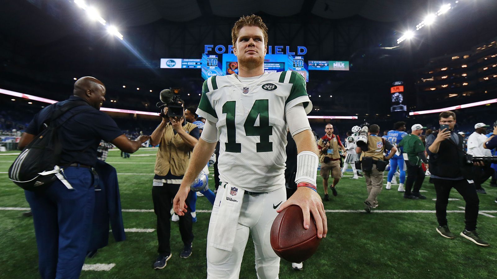 
                <strong>New York Jets (New York Titans)</strong><br>
                Die Grundidee des damaligen Besitzers, Harry Wismer, war simpel: Titanen sind Riesen überlegen, deshalb nannte er sein New-Yorker-Team die New York Titans, als Gegenstück zu den New York Giants. Der mangelnde Erfolg wurden den hohen Erwartungen allerdings nicht gerecht und 1963 lief das Team in neuem grün-weißen Look unter dem Namen New York Jets auf.
              