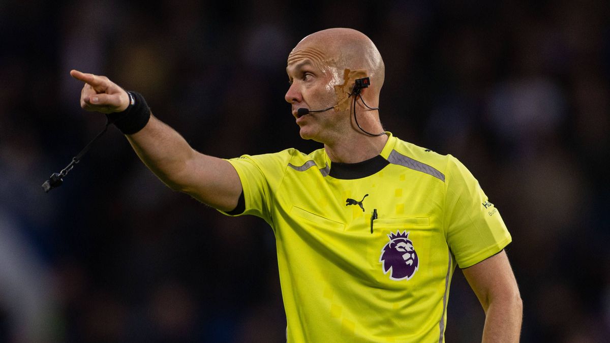 Football - FA Premier League - Chelsea FC v Liverpool FC LONDON, ENGLAND - Saturday, October 4, 2025: Referee Anthony Taylor during the FA Premier League match between Chelsea FC and Liverpool FC a...