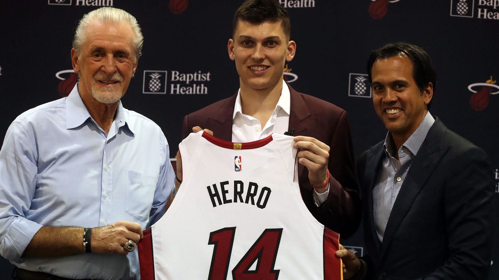 
                <strong>Platz 4: Miami Heat</strong><br>
                Der Tyler-Herro-Hype ist real! Der 13. Pick des diesjährigen Drafts überzeugte alle Fans und Beobachter der Miami Heat in der Preseason und Summer League und kann der Franchise aus Südflorida sofort helfen. Doch der eigentliche Hoffnungsträger ist natürlich nicht der Rookie, sondern der aus Philadelphia akquirierte Jimmy Butler. Der Small Forward wird die ohnehin gute Defense auf ein neues Level heben und auch der Offense neuen Glanz verleihen. Sollten Goran Dragic, Dion Waiters und Justise Winslow ihr Potenzial ausschöpfen, kann es für Miami in diesem Jahr weit gehen. 
              