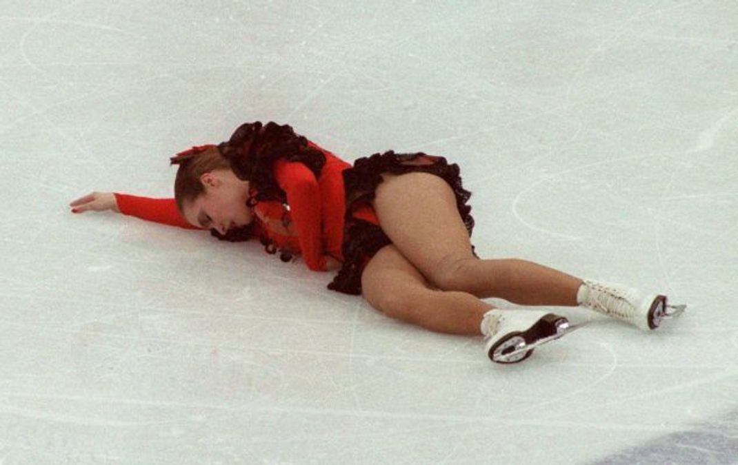 Katarina Witt stellt am Ende ihrer Kür 1988 in Calgary den Tod Carmens dar.