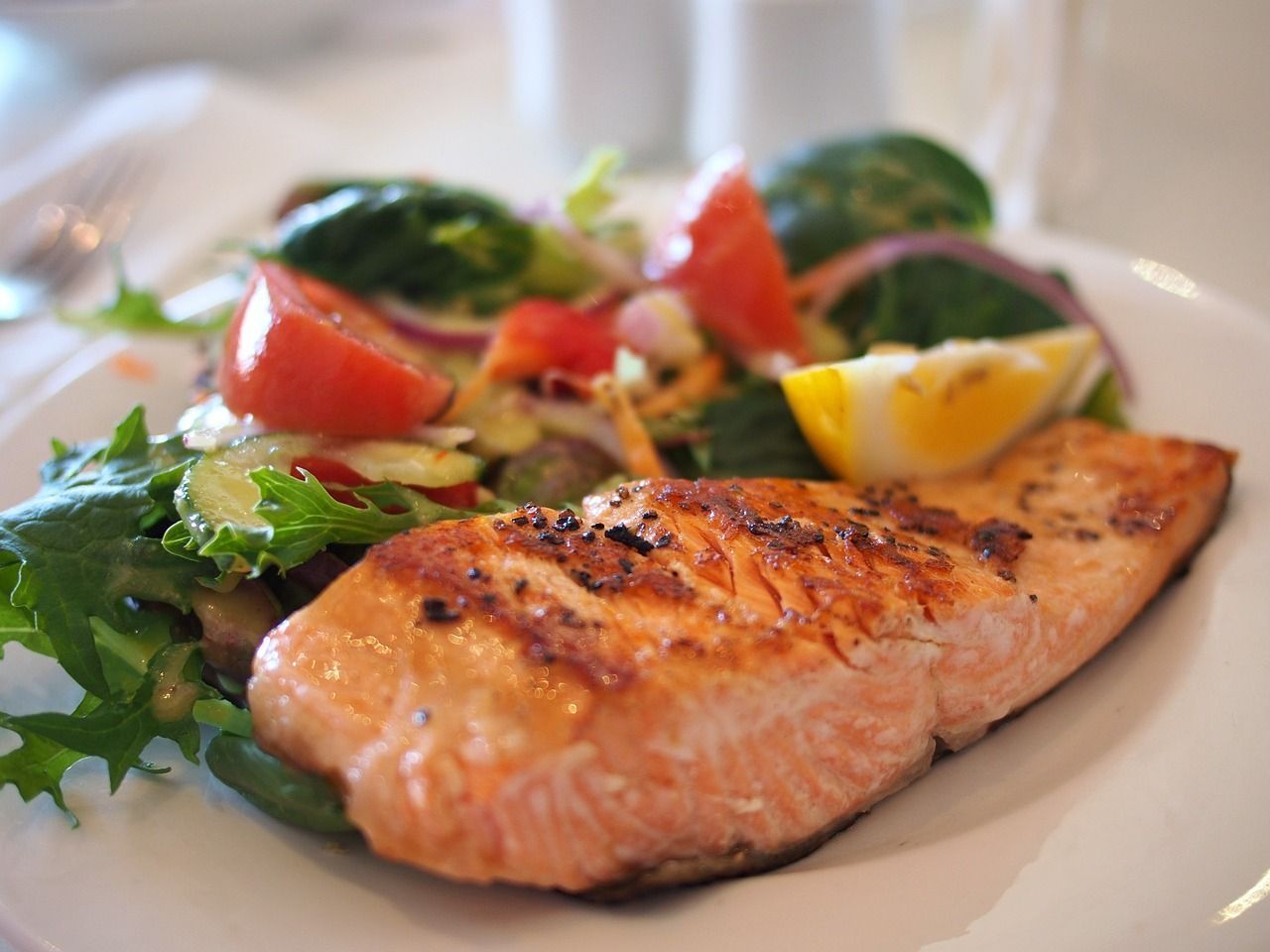 Fisch und Gemüse kommen bei der South Beach-Diät bevorzugt auf den Teller – das hilft beim Abnehmen.