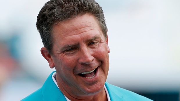 
                <strong>Dan Marino</strong><br>
                Arbeiten muss er als einer der größten Quarterbacks der NFL-Geschichte heute nicht mehr, dennoch hat sich Dan Marino eine neue Beschäftigung gesucht. Seitdem Marino 1983 von den Miami Dolphins gedraftet wurde, sammelt die Quarterback-Legende Weine. Seit 2015 ist er sogar stolzer Besitzer eines Weingutes in Woodinville, Seattle. Alleine betreibt Marino das Weingut jedoch nicht, denn ...
              