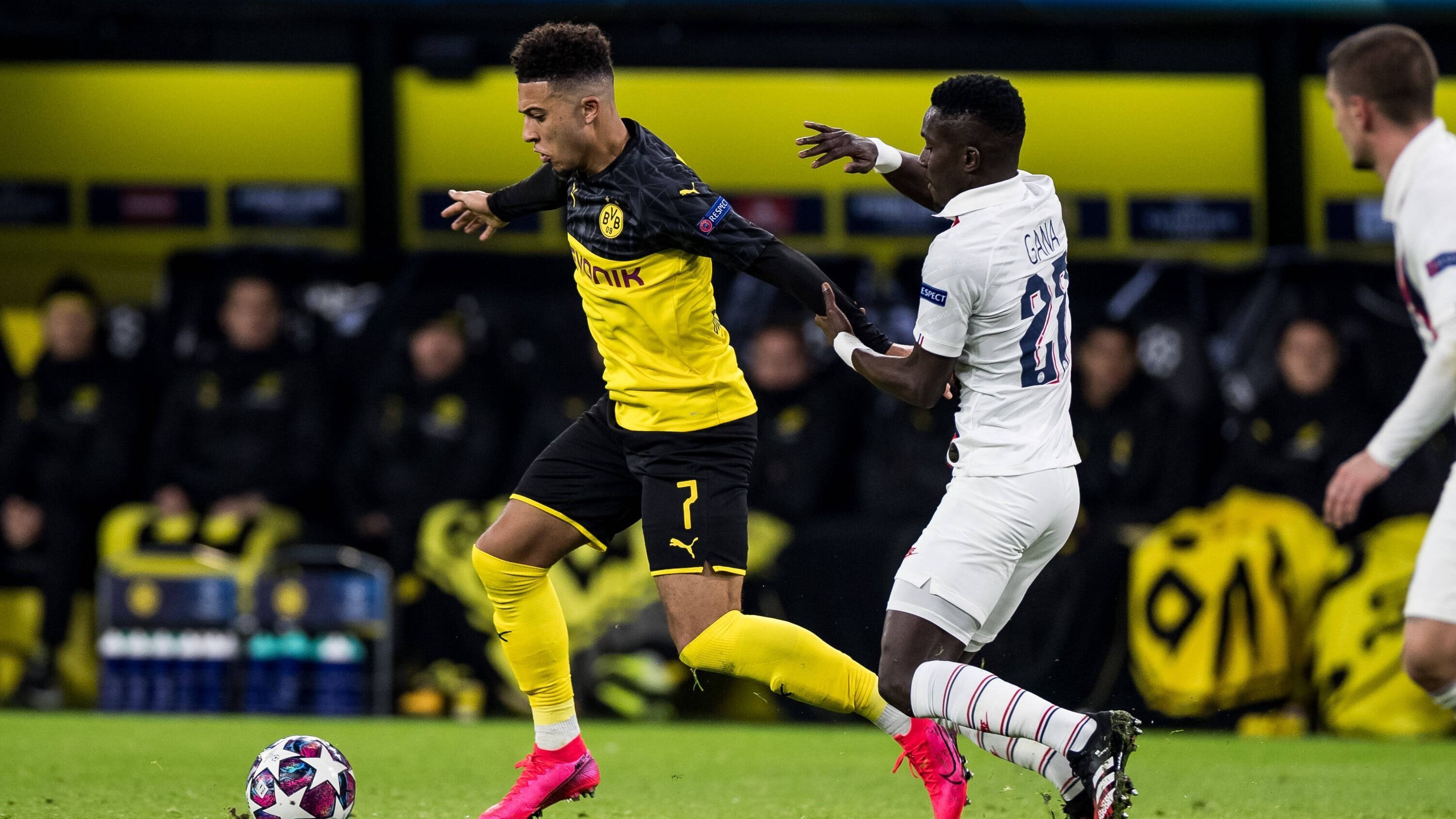 
                <strong>Jadon Sancho</strong><br>
                Nach einem nervösen Start findet der Brite im Laufe der ersten Halbzeit immer besser in die Partie. Sancho sorgt, im Gegensatz zu Hazard, mit seinen Richtungswechseln und seiner Spritzigkeit für viel Unruhe in der Hintermannschaft von PSG. Der 19-Jährige hat zudem die größte Dortmunder Torgelegenheit in der ersten Halbzeit (27.). In der Folge bleibt Sancho gefährlich und bereitet so auch das 1:0 vor, indem er Hakimi in Szene setzt. ran-Note: 2
              